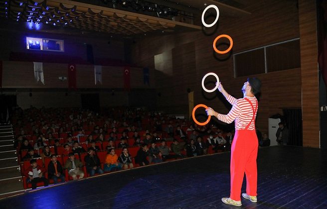 Vanlı çocuklar akrobasi gösterisinde gönüllerince eğlendi