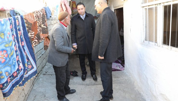 İpekyolu Kaymakamı Aydın hasta ve yaşlıları ziyaret etti