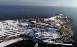 Akdamar Adası’nda seyrine doyumsuz kış manzarası