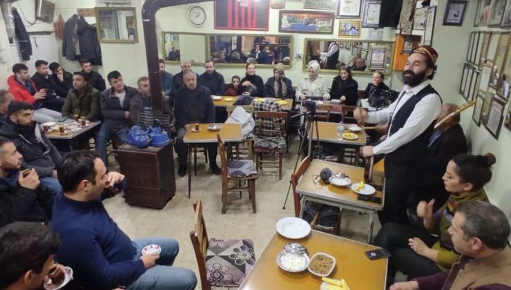 Bu çay ocağına gelenler ‘müzikle’ moral buluyor