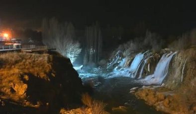 Muradiye Şelalesinin gece görünümü