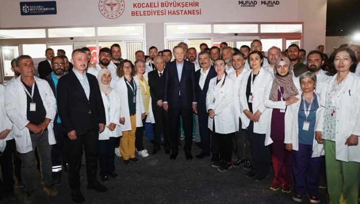 Cumhurbaşkanı Erdoğan ve Devlet Bahçeli, Defne’de kurulan sahra hastanesini ziyaret etti