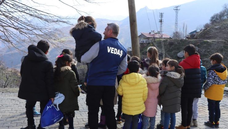 VEDAŞ’tan öğrencileri kışlık hediye