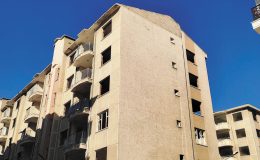 Van’da ömrünü tamamlayan binalar yıktırılıyor