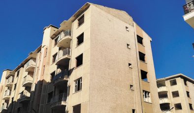 Van’da ömrünü tamamlayan binalar yıktırılıyor