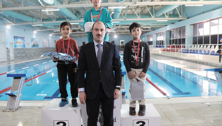 Başkale’de yüzme yarışları renkli geçti