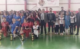 Fevzi Geyik Ortaokulu Yıldız Kızlar Futsal’da şampiyon