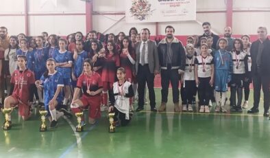 Fevzi Geyik Ortaokulu Yıldız Kızlar Futsal’da şampiyon